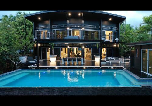 ein Haus mit einem Swimmingpool vor dem Haus in der Unterkunft Diamond by the sea - Direct beach access in Newell Beach