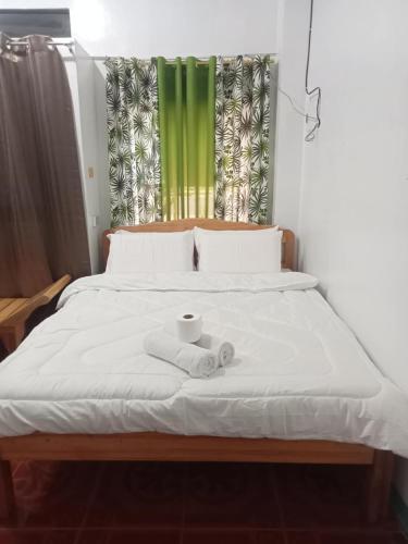 uma cama com duas toalhas em cima em CCMPC room for rent em San Juan