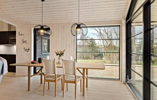 Η κουζίνα ή μικρή κουζίνα στο Nice Home In Tisvildeleje With Wifi