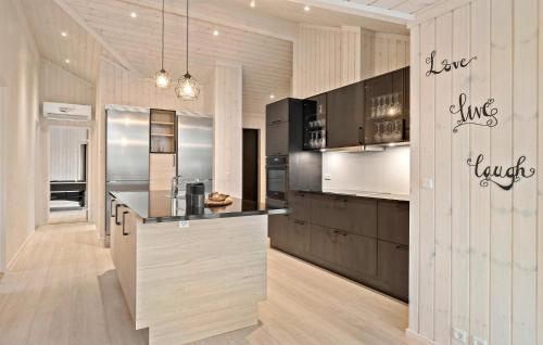 Η κουζίνα ή μικρή κουζίνα στο Nice Home In Tisvildeleje With Wifi