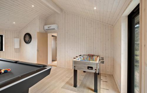 Τραπέζι μπιλιάρδου στο Nice Home In Tisvildeleje With Wifi