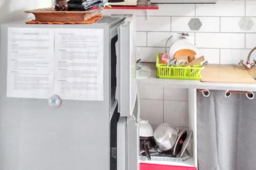 a refrigerator with its door open in a kitchen at Charmant bungalow à Saint Pierre avec vue sur montagne in Saint-Pierre