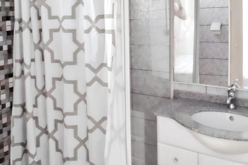 Ένα μπάνιο στο Charmant bungalow à Saint Pierre avec vue sur montagne