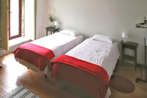 Dos camas una al lado de la otra en un dormitorio. en Cozy House in Seia with Fireplace, en Faia