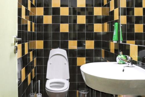 un baño con inodoro y lavabo en Cozy House in Seia with Fireplace, en Faia