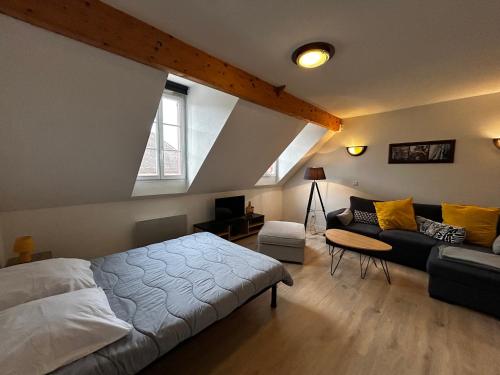 une chambre avec un lit et un salon dans l'établissement Studio à 200m des thermes avec piscine, parking et WiFi - FR-1-541-112, à La Roche-Posay