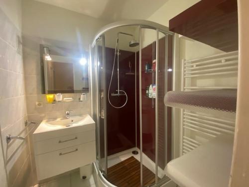 une salle de bain avec douche et lavabo dans l'établissement Villa T3 mezzanine, climatisée avec garage, 6 personnes, proche de la mer - FR-1-795-32, à Fleury