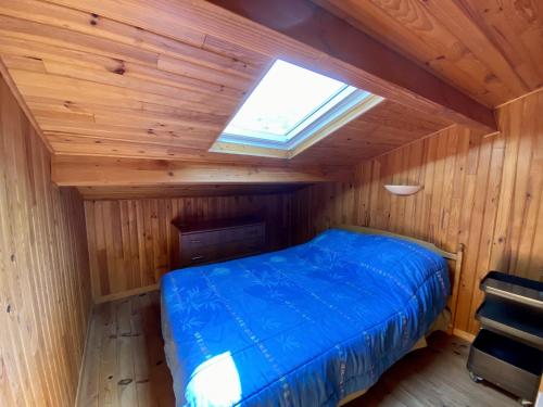 une chambre avec un lit dans une pièce en bois dans l'établissement Villa T3 mezzanine, climatisée avec garage, 6 personnes, proche de la mer - FR-1-795-32, à Fleury