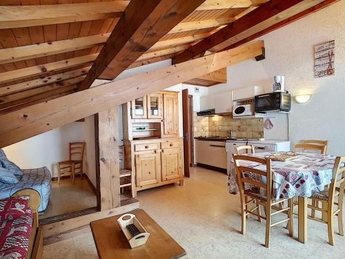 une cuisine et une salle à manger avec une table dans une pièce dans l'établissement Appartement 8 pers à La Clusaz, Wifi, animaux admis, parking - FR-1-818-23, à La Clusaz