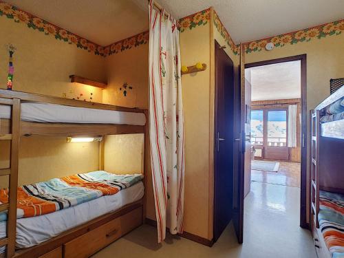 une chambre avec deux lits superposés et une fenêtre dans l'établissement Studio cosy à La Clusaz avec balcon et garage, animaux admis - FR-1-818-9, à La Clusaz