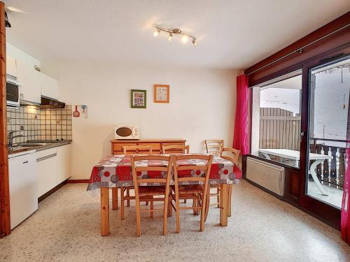 une cuisine et une salle à manger avec une table et des chaises dans l'établissement Studio cosy à La Clusaz pour 5 pers avec parking et WiFi - FR-1-818-34, à La Clusaz