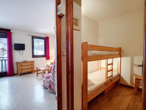 une chambre avec un lit superposé et un salon dans l'établissement Studio cosy à La Clusaz pour 5 pers avec parking et WiFi - FR-1-818-34, à La Clusaz