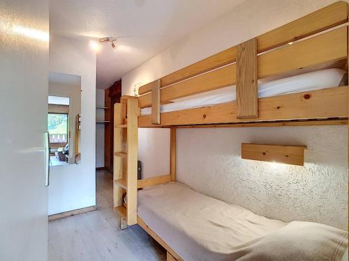 une chambre avec deux lits superposés dans une pièce dans l'établissement Appartement cosy avec balcon Sud et wifi, animaux admis - FR-1-818-41, à La Clusaz