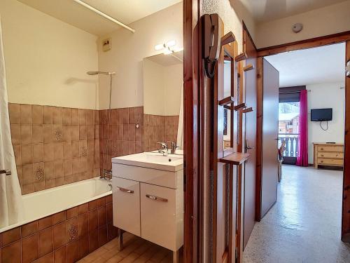 une salle de bain avec un lavabo et une baignoire dans l'établissement Studio cosy à La Clusaz pour 5 pers avec parking et WiFi - FR-1-818-34, à La Clusaz