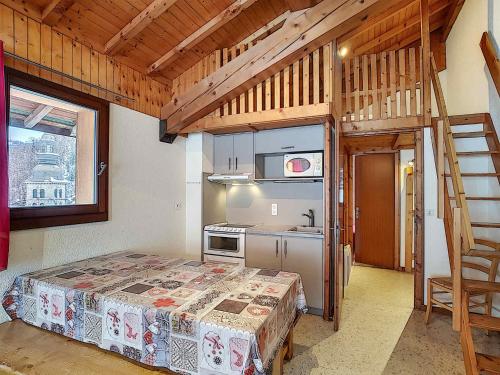 Il comprend une chambre avec des lits superposés et une cuisine. dans l'établissement La Clusaz: Apt pour 8 pers, 2 chambres, parking, wifi, animaux - FR-1-818-26, à La Clusaz