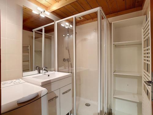 une salle de bain avec une douche, un lavabo et un miroir dans l'établissement La Clusaz: Apt pour 8 pers, 2 chambres, parking, wifi, animaux - FR-1-818-26, à La Clusaz
