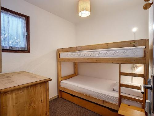 deux lits superposés dans une chambre avec fenêtre dans l'établissement Studio confortable à La Clusaz - Animaux admis, Parking - FR-1-818-45, à La Clusaz