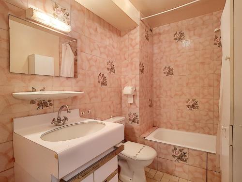 une salle de bain avec un lavabo, des toilettes et une baignoire dans l'établissement Studio confortable à La Clusaz - Animaux admis, Parking - FR-1-818-45, à La Clusaz