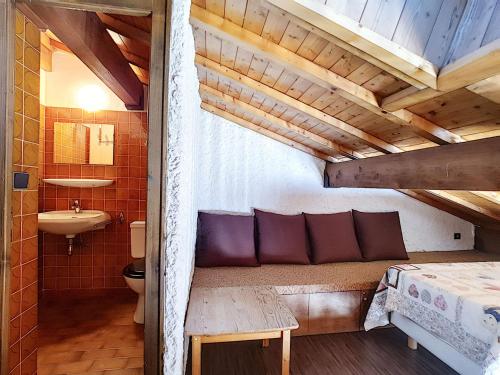 Cette chambre comprend un lit et un lavabo. dans l'établissement Duplex cosy à La Clusaz pour 5 pers, animaux admis - FR-1-818-61, à La Clusaz