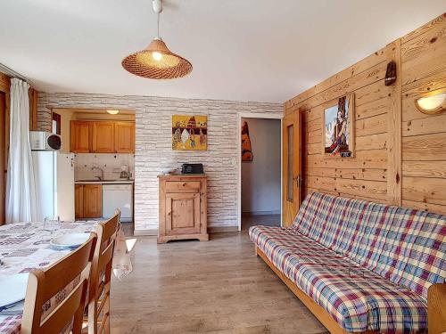 un salon avec un canapé et une cuisine dans l'établissement Appartement 5 pers à La Clusaz - Animaux admis - FR-1-818-60, à La Clusaz