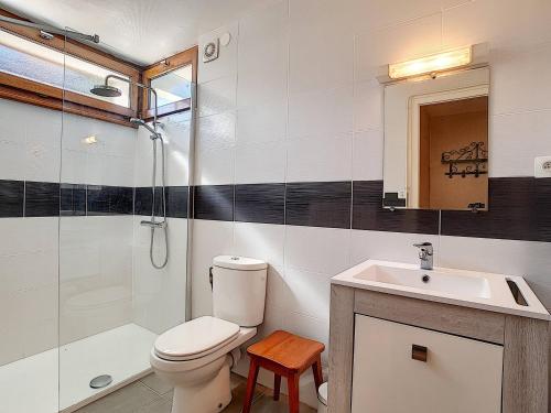 une salle de bain avec toilettes, lavabo et douche dans l'établissement Appartement 5 pers à La Clusaz - Animaux admis - FR-1-818-60, à La Clusaz