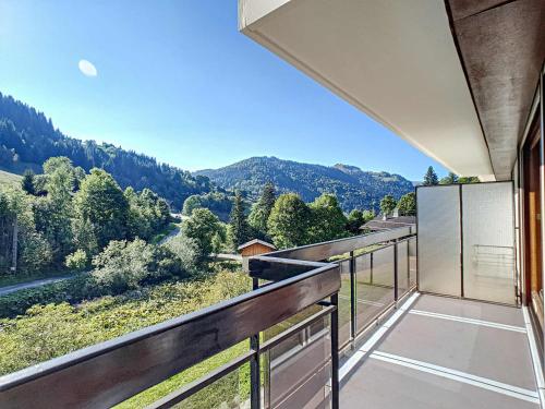 un balcon avec vue sur les montagnes dans l'établissement La Clusaz : Apt cosy 5 pers, parking, animaux OK - FR-1-818-57, à La Clusaz