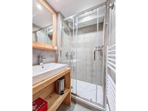 une salle de bain avec un lavabo et une douche dans l'établissement La Clusaz : Appartement 6 pers avec Wifi et parking, animaux admis - FR-1-818-86, à La Clusaz