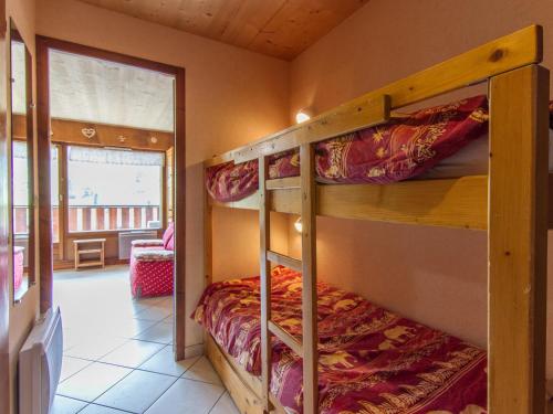deux lits superposés dans une chambre avec balcon dans l'établissement Studio cosy avec balcon et wifi, animaux admis - La Clusaz - FR-1-818-84, à La Clusaz