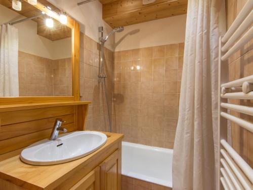 une salle de bain avec un lavabo et une douche dans l'établissement Studio cosy avec balcon et wifi, animaux admis - La Clusaz - FR-1-818-84, à La Clusaz