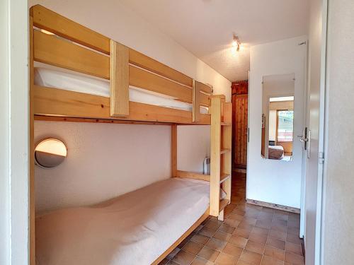 Cette chambre comprend 2 lits superposés. dans l'établissement La Clusaz : Appart cosy 6 pers, WiFi, parking, animaux ok - FR-1-818-89, à La Clusaz