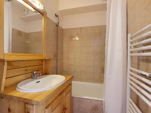 une salle de bain avec un lavabo et une douche dans l'établissement La Clusaz : Appart cosy 6 pers, WiFi, parking, animaux ok - FR-1-818-89, à La Clusaz