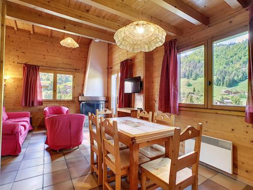 une salle à manger avec une table et un canapé dans l'établissement Demi-chalet à La Clusaz, 6 pers, cheminée, parking, wifi - FR-1-818-100, à La Clusaz