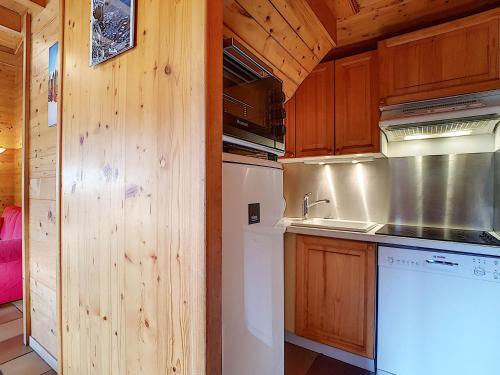 une cuisine avec un évier et une cuisinière four supérieur dans l'établissement Chalet La Clusaz 6 pers, cheminée, WIFI, animaux admis, parking - FR-1-818-93, à La Clusaz