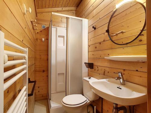 une salle de bain avec toilettes, lavabo et miroir dans l'établissement Chalet La Clusaz 6 pers, cheminée, WIFI, animaux admis, parking - FR-1-818-93, à La Clusaz