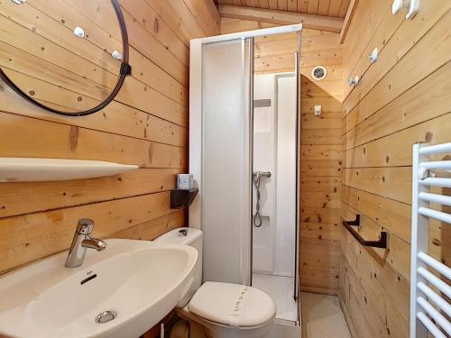 une salle de bain avec toilettes, lavabo et douche dans l'établissement Demi-chalet à La Clusaz, 6 pers, cheminée, parking, wifi - FR-1-818-100, à La Clusaz