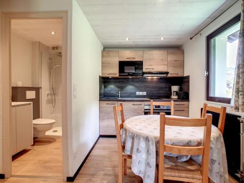 une cuisine et une salle à manger avec une table et des chaises dans l'établissement Studio 4 pers La Clusaz, animaux admis, parking - FR-1-818-96, à La Clusaz