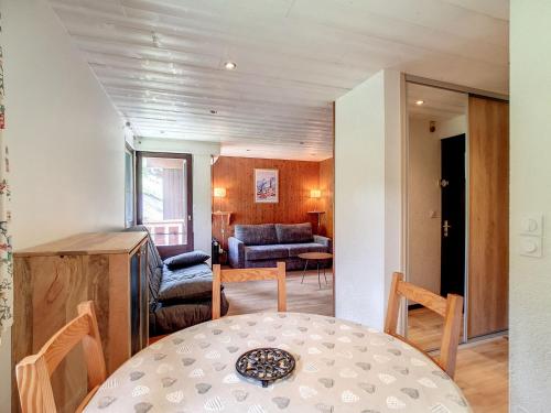 un salon avec une table et un canapé dans l'établissement Studio 4 pers La Clusaz, animaux admis, parking - FR-1-818-96, à La Clusaz