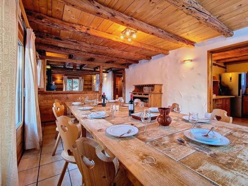 un grande tavolo in legno in una stanza con cucina di Chalet luxueux 12 pers, sauna, cheminée et parking à Saint-Martin-de-Belleville - FR-1-344-1226 a Saint-Martin-de-Belleville