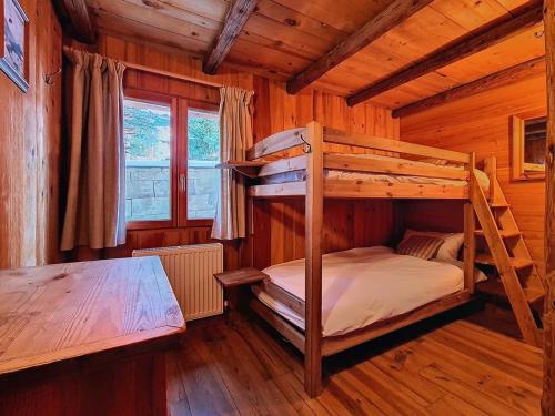 una camera da letto con due letti a castello in una cabina di Chalet luxueux 12 pers, sauna, cheminée et parking à Saint-Martin-de-Belleville - FR-1-344-1226 a Saint-Martin-de-Belleville