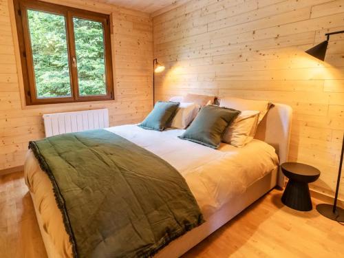 Cette chambre en bois comprend un grand lit. dans l'établissement Chalet moderne avec cheminée et animaux bienvenus proche de Gérardmer - FR-1-589-778, à Sapois