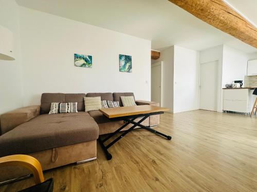 un salon avec un canapé et une table dans l'établissement Port-Vendres: T3 lumineux au calme pour 6, proche quais - FR-1-309-490, à Port-Vendres