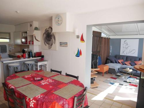 une cuisine et un salon avec une table dans une pièce dans l'établissement Maison cosy 4 pièces à Erdeven, proche plage, jardin clos, animaux admis, parking privé - FR-1-479-208, à Erdeven