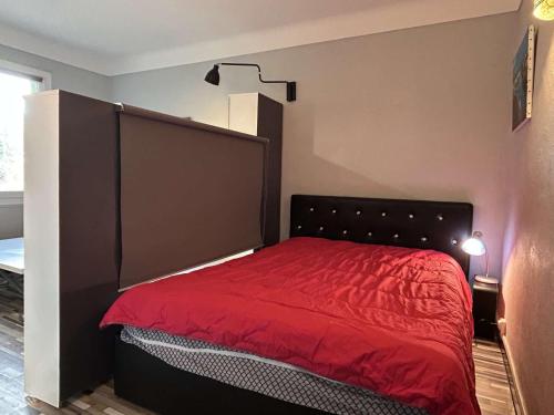 une chambre avec un lit avec une couette rouge dans l'établissement Studio tranquille à 300m de la plage, animaux acceptés - FR-1-225C-153, à Banyuls-sur-Mer