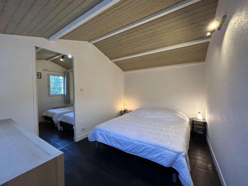 - une chambre avec 2 lits et un miroir dans l'établissement Charmante Maison 3 Pièces, Terrasse, Près de la Plage - FR-1-224C-333, à Saint-Hilaire-de-Riez