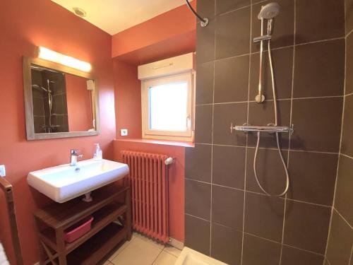 une salle de bain avec un lavabo et une douche dans l'établissement Maison moderne à deux pas de la plage avec jardin et parking à Trégastel - FR-1-368-451, à Trégastel