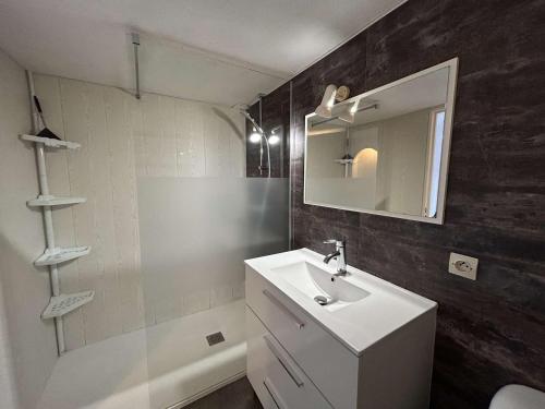 une salle de bain avec un lavabo et un miroir dans l'établissement Charmante Maison 3 Pièces, Terrasse, Près de la Plage - FR-1-224C-333, à Saint-Hilaire-de-Riez