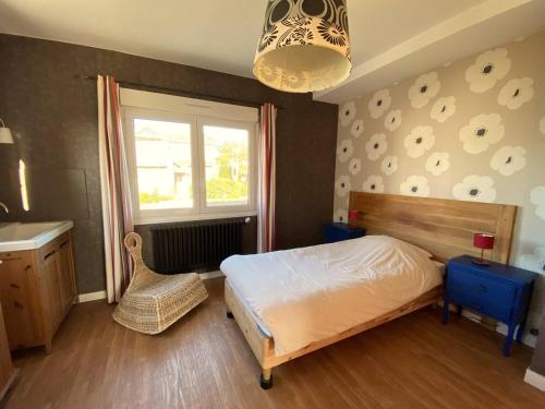 une chambre avec un lit, un lavabo et une fenêtre dans l'établissement Maison moderne à deux pas de la plage avec jardin et parking à Trégastel - FR-1-368-451, à Trégastel