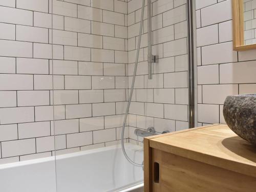 une salle de bain avec une douche, un lavabo et une baignoire dans l'établissement Appartement 4 pièces pour 6 pers, parking et balcon à Méribel - FR-1-180-652, à Les Allues
