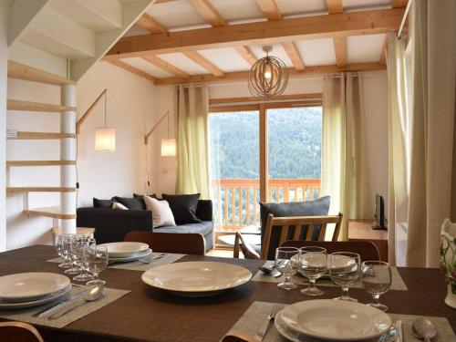 - une table à manger avec des verres à vin dans l'établissement Appartement 4 pièces pour 6 pers, parking et balcon à Méribel - FR-1-180-652, à Les Allues