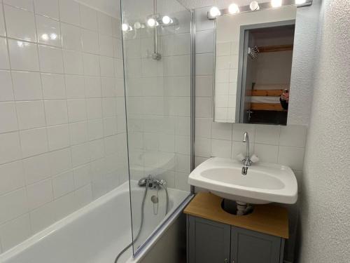 une salle de bain blanche avec un lavabo et une douche dans l'établissement Studio cosy à Samoëns - 4 pers, animaux admis, parking privé - FR-1-629-144, à Samoëns